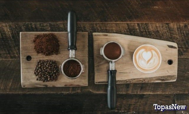 Молотый кофе и зёрна на столовой доске - картинка