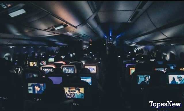 Люди в самолёте смотрят фильм - картинка